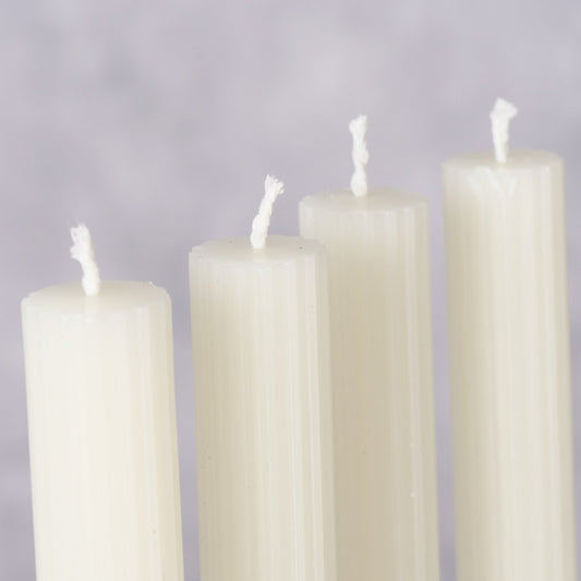 4 Adventskerzen, Stabkerzen mit Rillen in creme-weiß