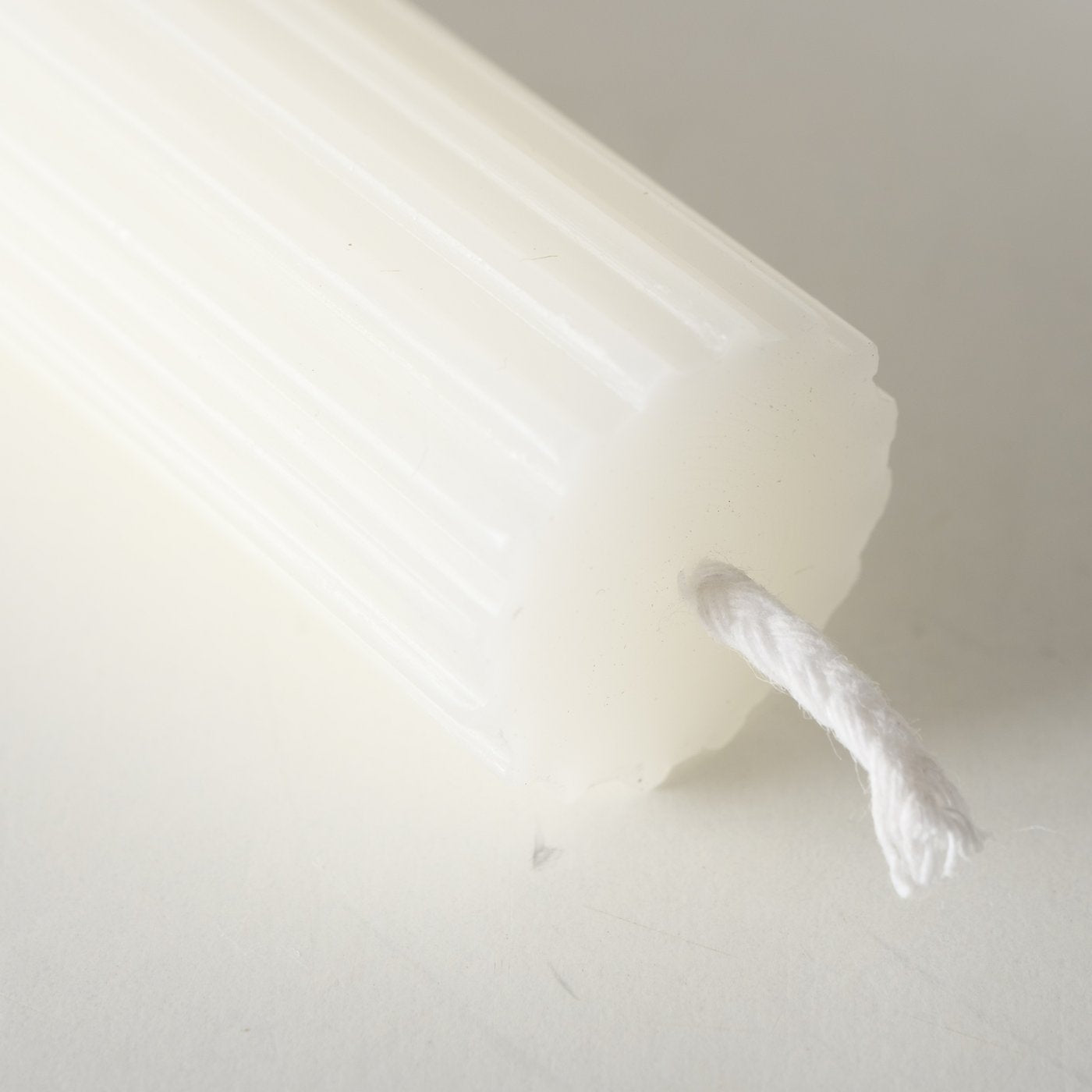 4 Adventskerzen, Stabkerzen mit Rillen in creme-weiß