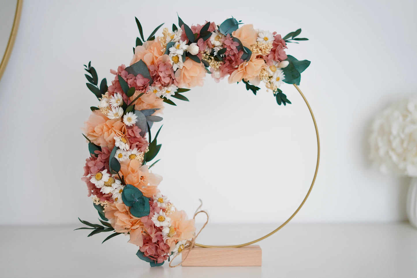 Tischdekoration Stehender Trockenblumen Kranz Flora aus Hortensie und Eukalyptus und Trockenblumen