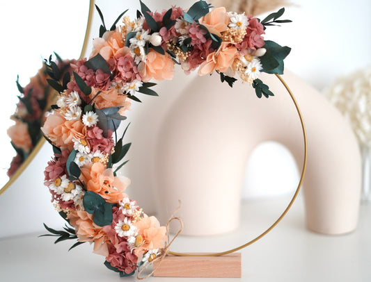 Tischdekoration Stehender Trockenblumen Kranz Flora aus Hortensie und Eukalyptus und Trockenblumen