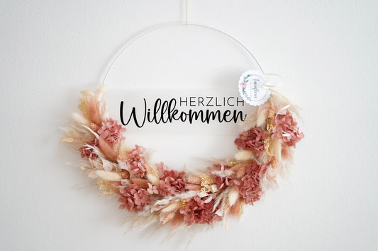 Türkranz Herzlich Willkommen:  Trockeblumenkranz, gebunden an einen Metallring aus Trockenblumen, konservierten Blumen, wie Hortensie, in den Farben: altrosa, creme, beige.
