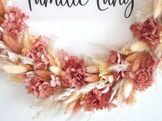 Trockeblumenkranz, gebunden an einen Metallring aus Trockenblumen, konservierten Blumen, wie Hortensie, in den Farben: altrosa, creme, beige.