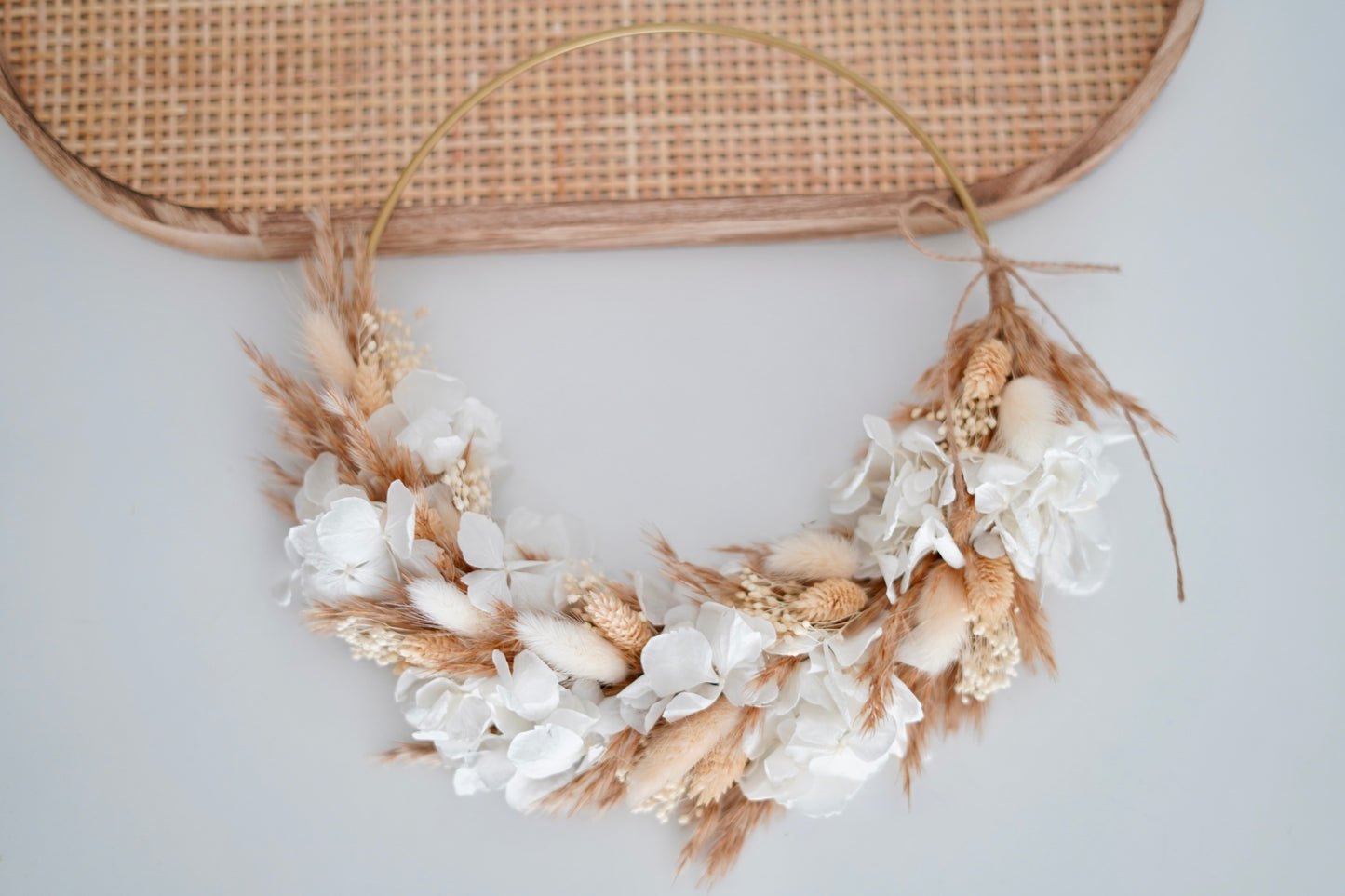 Trockeblumenkranz, Türkranz gebunden an einen Metallring aus Trockenblumen, konservierten Blumen, wie Hortensie, und Pampasgras in den Farben: creme, beige und weiß