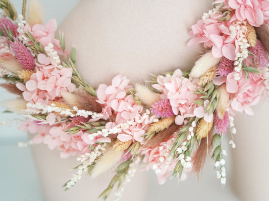 Trockeblumenkranz, Türkranz gebunden an einen Metallring aus Trockenblumen, konservierten Blumen, wie Hortensie, in den Farben: rosa, creme, beige, pink, hellgrün