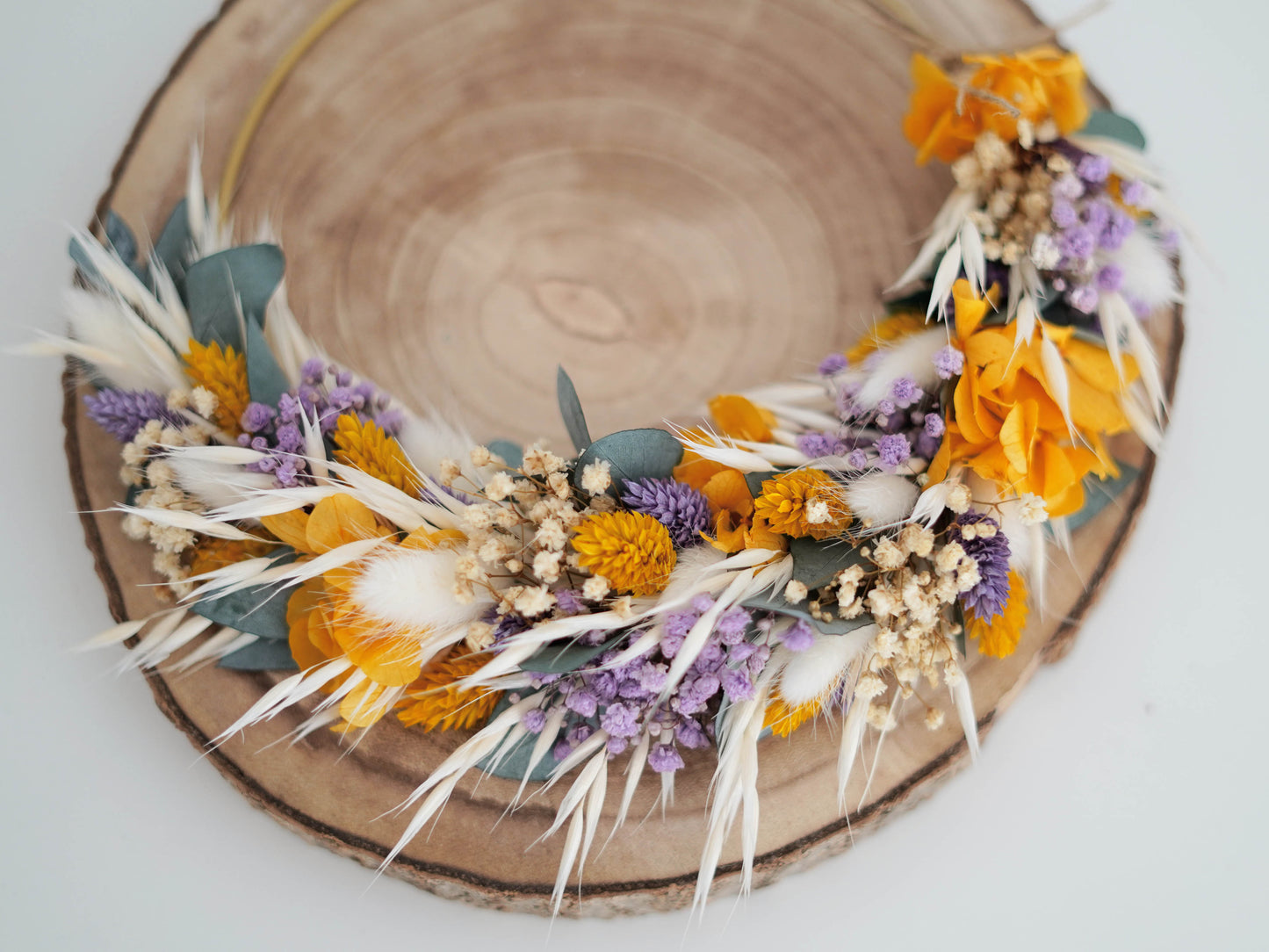 Trockeblumenkranz, Türkranz gebunden an einen Metallring aus Trockenblumen, konservierten Blumen, wie Hortensie, Schleierkraut und haltbar gemachtem Eukalyptus in den Farben: lila, creme, beige, ocker gelb und grün