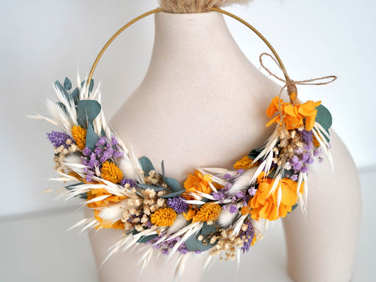 Trockeblumenkranz, Türkranz gebunden an einen Metallring aus Trockenblumen, konservierten Blumen, wie Hortensie, Schleierkraut und haltbar gemachtem Eukalyptus in den Farben: lila, creme, beige, ocker gelb und grün