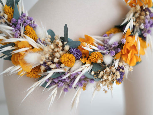 Trockeblumenkranz, Türkranz gebunden an einen Metallring aus Trockenblumen, konservierten Blumen, wie Hortensie, Schleierkraut und haltbar gemachtem Eukalyptus in den Farben: lila, creme, beige, ocker gelb und grün