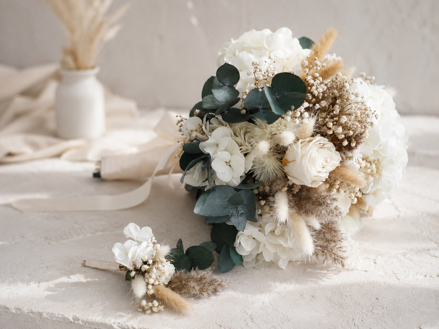 Boho Brautstrauß mit Bräutigam Anstecker aus Trockenblumen, Pampasgras, konservieter Hortensie, Eukalyptus und Infinity Rosen