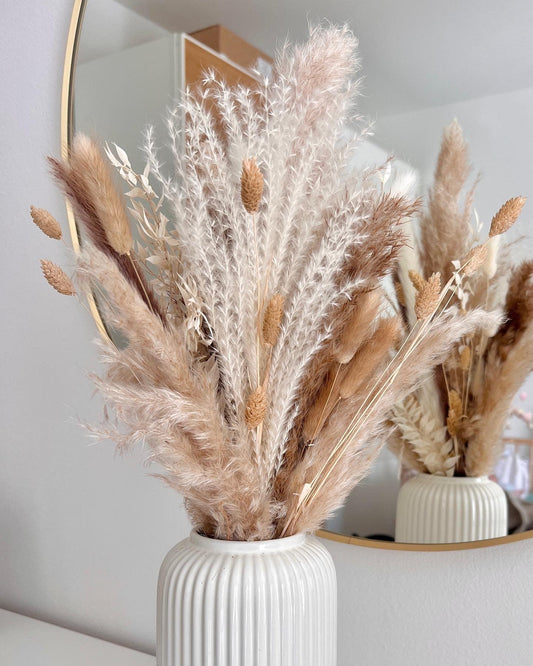 Tischdekoration: Boho Trockenblumenstrauß gebunden aus Pampasgras, Trockenblumen, wie Lagurus, Phalaris.