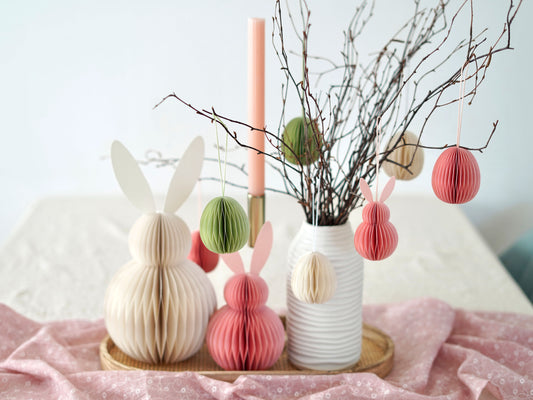 Osterdekoration, Dekoidee: Anhänger Honeycomb Hase rosa Honeycomb Ei in grün, creme und rosa am Osterstrauß Homeycomb Hase stehend
