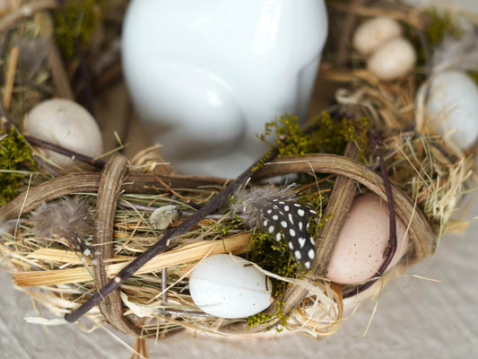 Osterkranz mit Wachteleiern und Federn – natürliche Frühlingsdeko