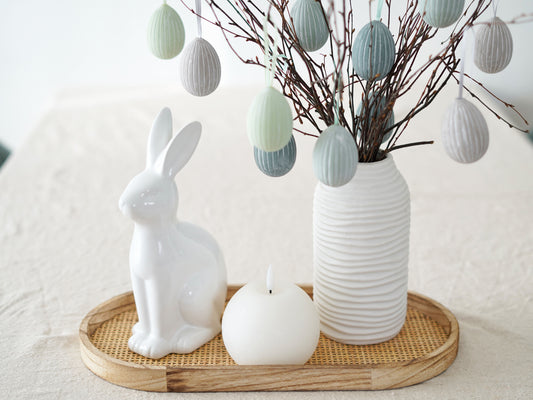 Dekoidee zu Oster: Deko Figur Keramikhase weiß kombiniert mit einem Dekotablett, eine LED Kerze und einem Osterstrauß mit Ostereier