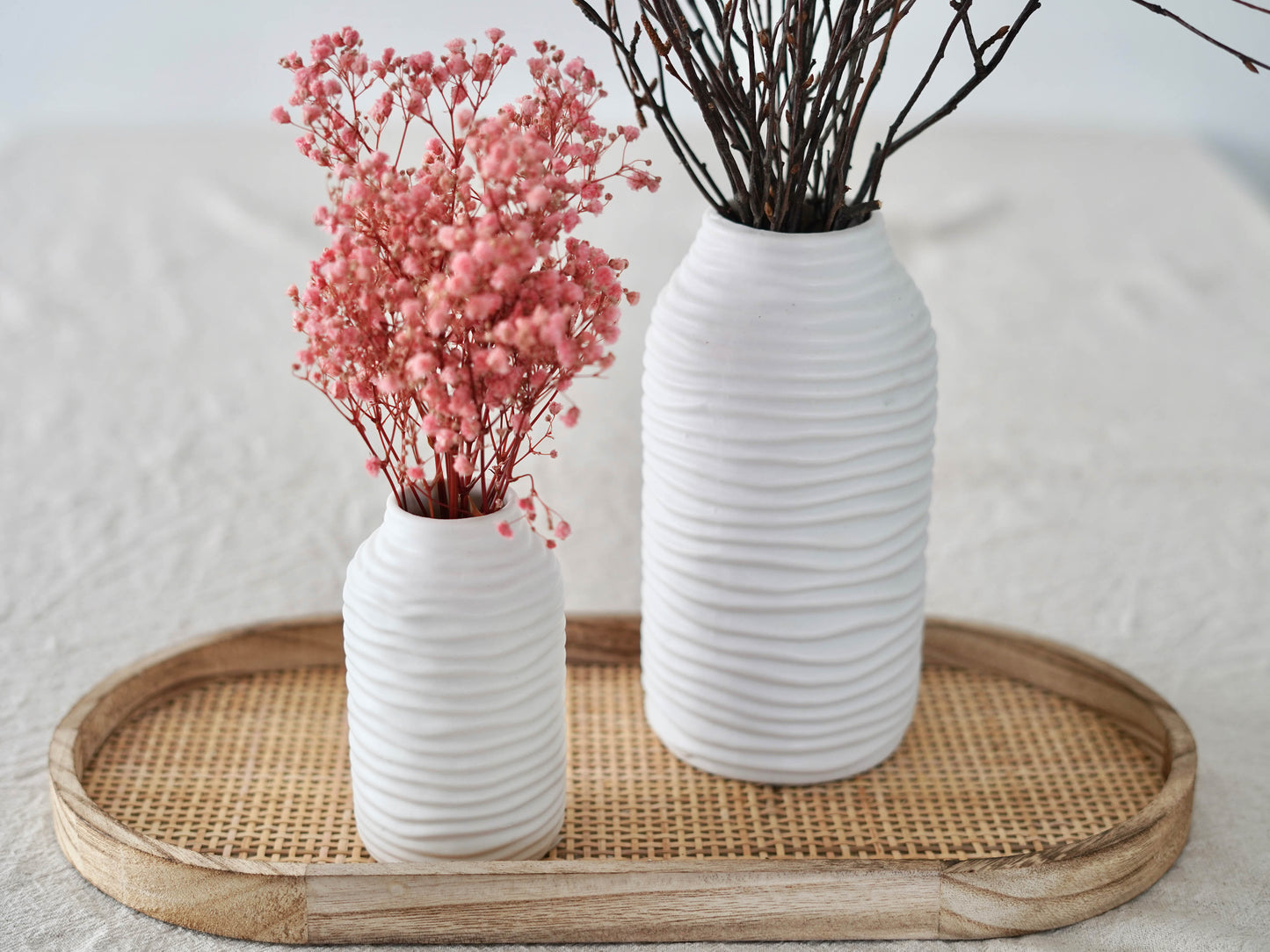 Keramikvase mit Rillen in weiß klein und groß mit Trockenblumen