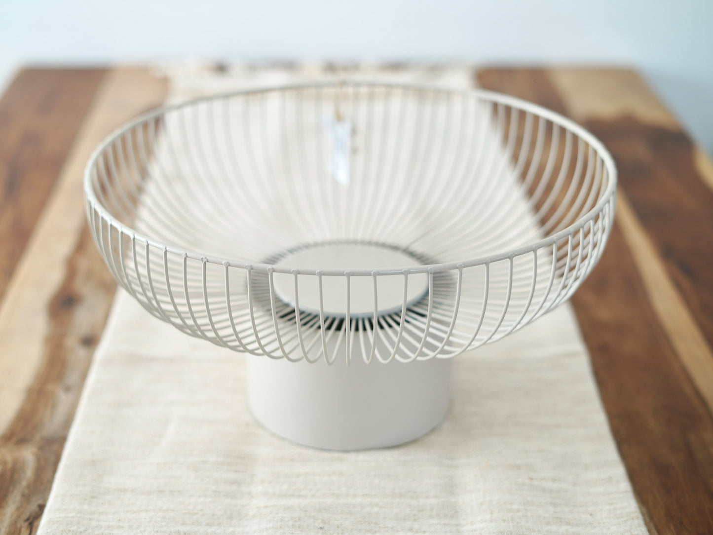 Dekoschale aus Metall in einem modernen greige