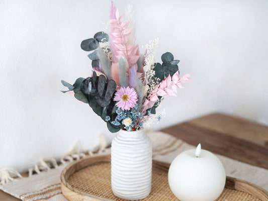 Tischdekoration: Trockenblumenstrauß für den Frühling in zarten Farben, wie rosa, pastellila, hellblau, grün, pink. aus konserviertem Schleierkraut, stabilisiertem Eukalyptus und Trockenblumen