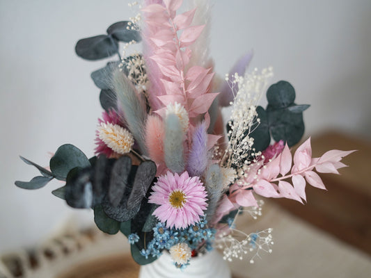 Tischdekoration: Trockenblumenstrauß für den Frühling in zarten Farben, wie rosa, pastellila, hellblau, grün, pink. aus konserviertem Schleierkraut, stabilisiertem Eukalyptus und Trockenblumen