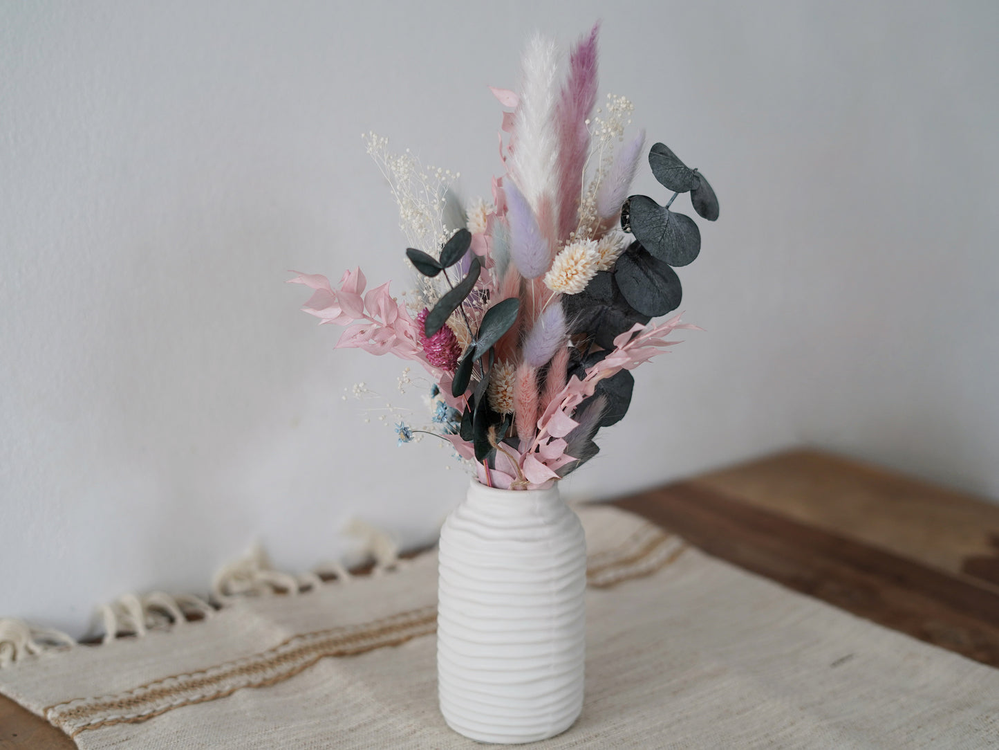 Tischdekoration: Trockenblumenstrauß für den Frühling in zarten Farben, wie rosa, pastellila, hellblau, grün, pink. aus konserviertem Schleierkraut, stabilisiertem Eukalyptus und Trockenblumen