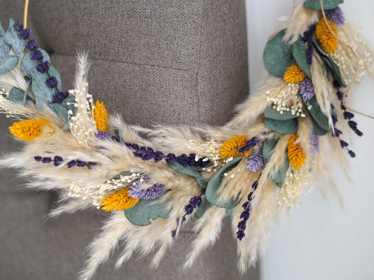 Trockenblumenkranz, Türkranz gebunden an einen Metallring aus Pampasgra, Trockenblumen, konserviertem Lavendel und Eukalyptus