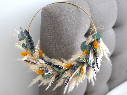 Trockenblumenkranz, Türkranz gebunden an einen Metallring aus Pampasgra, Trockenblumen, konserviertem Lavendel und Eukalyptus
