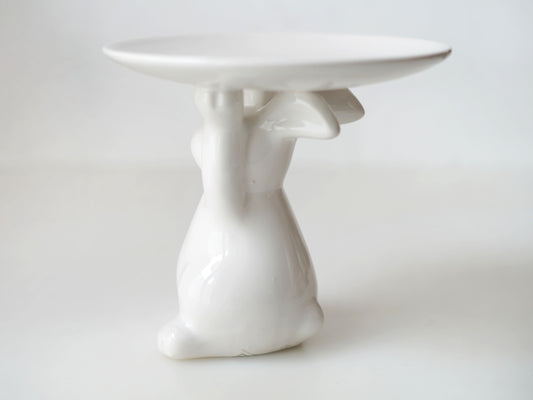 Dekoteller mit einem Keramikhase in weiß