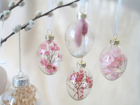 Oster Anhänger Osterei aus Glas gefüllt mit Trockenblumen rosa