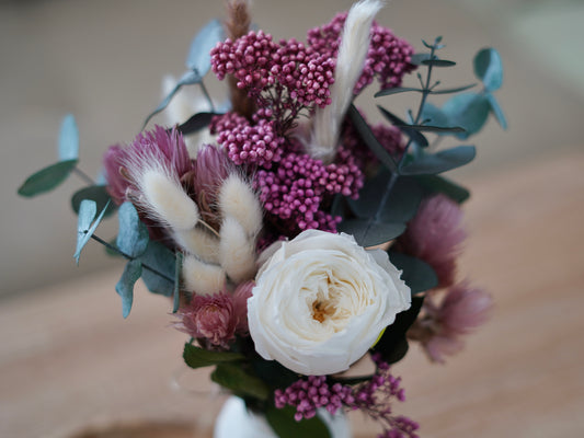 Tischdekoration Trockenblumenstrauß rosa, weiß mit Infinity Rose