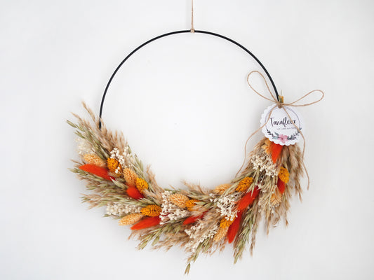 Herbstdekoration: Trockenblumen Kranz in warmen Herbstfarben mit Pampasgras, Hafer.