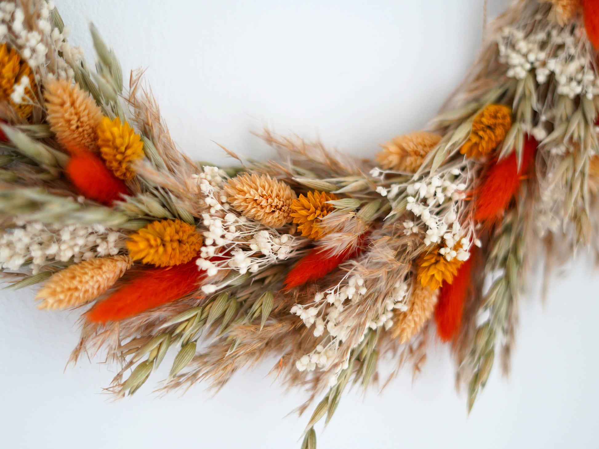 Herbstdekoration: Trockenblumen Kranz in warmen Herbstfarben mit Pampasgras, Hafer.