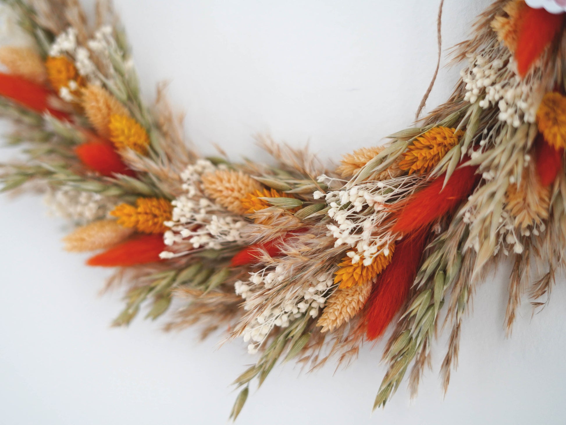 Herbstdekoration: Trockenblumen Kranz in warmen Herbstfarben mit Pampasgras, Hafer.