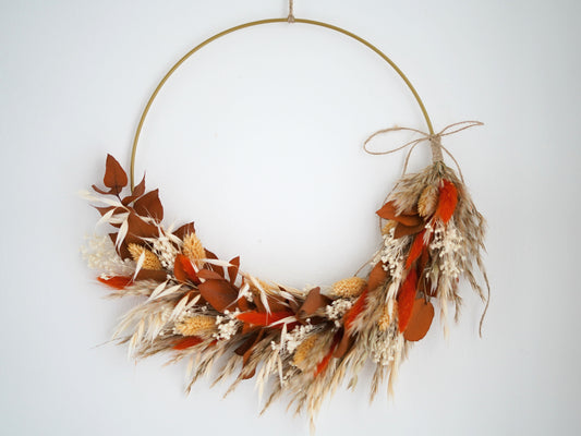 Herbstdekoration: Trockenblumen Kranz in warmen Herbstfarben mit Pampasgras, Hafer und Eukalyptus