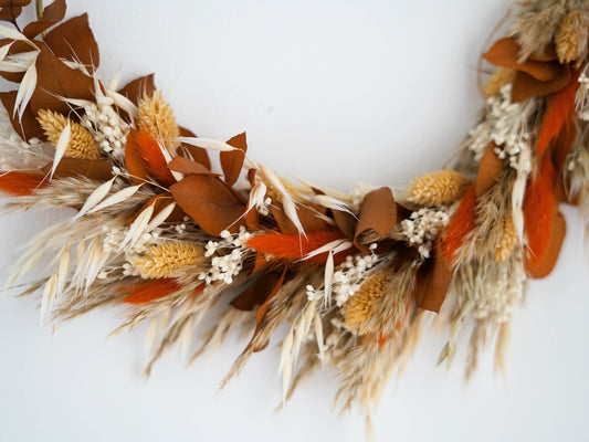Herbstdekoration: Trockenblumen Kranz in warmen Herbstfarben mit Pampasgras, Hafer und Eukalyptus