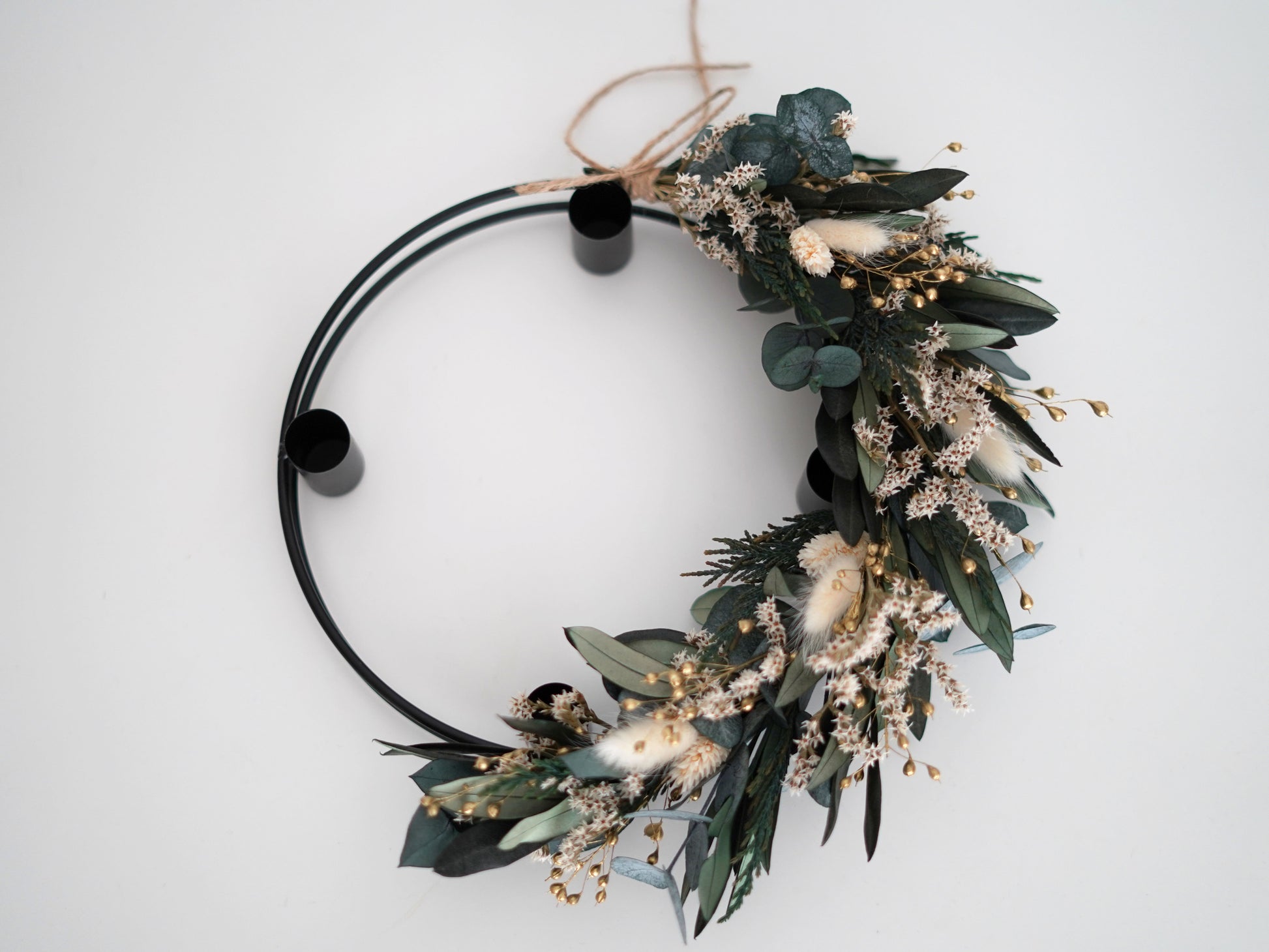 Adventskranz gebunden an einen schwarzen Metallkranz aus Trockenblumen, konserviertem Eukalyptus, Olivenzweigen und Tanne "Thuja"
