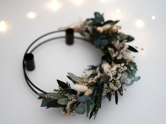 Adventskranz gebunden an einen schwarzen Metallkranz aus Trockenblumen, konserviertem Eukalyptus, Olivenzweigen und Tanne "Thuja"