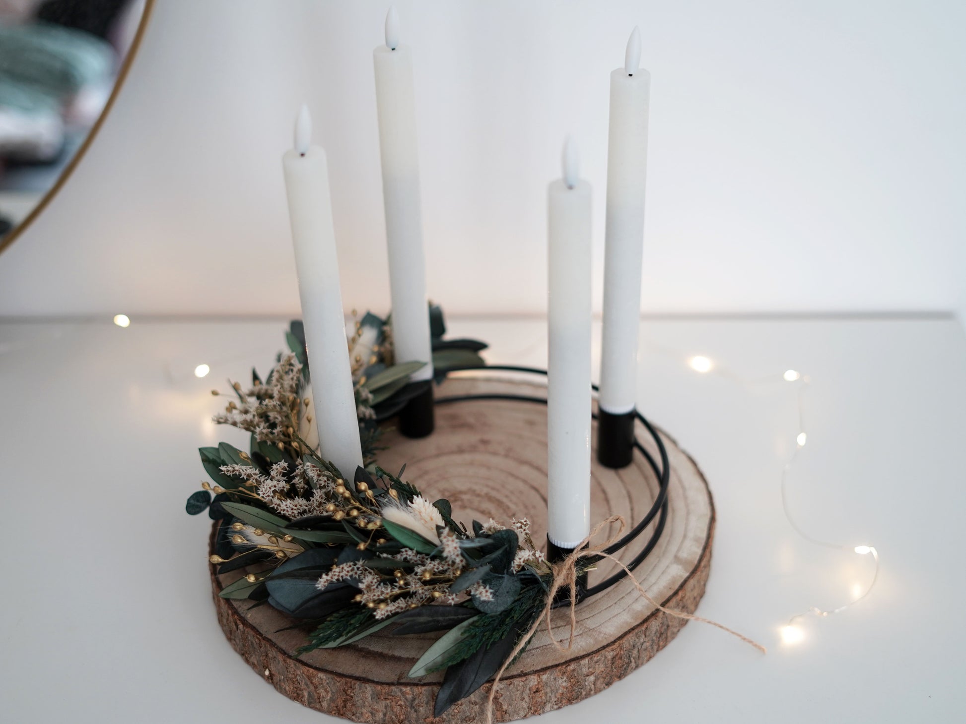 Adventskranz gebunden an einen schwarzen Metallkranz aus Trockenblumen, konserviertem Eukalyptus, Olivenzweigen und Tanne "Thuja"