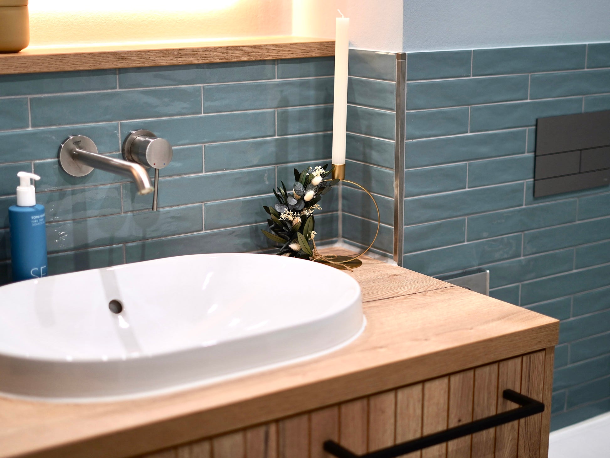 Ringförmiger Stabkerzenhalter aus goldfarbenem Metall, dekoriert mit konserviertem Eukalyptus, Olivenzweigen sowie Lagurus und Phalaris.