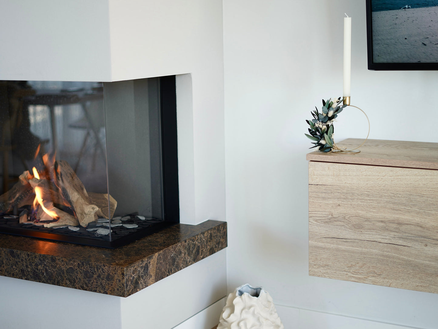 Ringförmiger Stabkerzenhalter aus goldfarbenem Metall, dekoriert mit konserviertem Eukalyptus, Olivenzweigen sowie Lagurus und Phalaris.