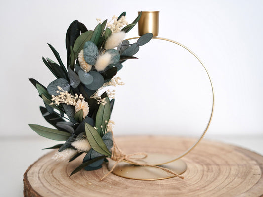 Ringförmiger Stabkerzenhalter aus Metall in Gold, dekoriert mit konserviertem Eukalyptus, Olivenzweigen sowie Lagurus und Phalaris.