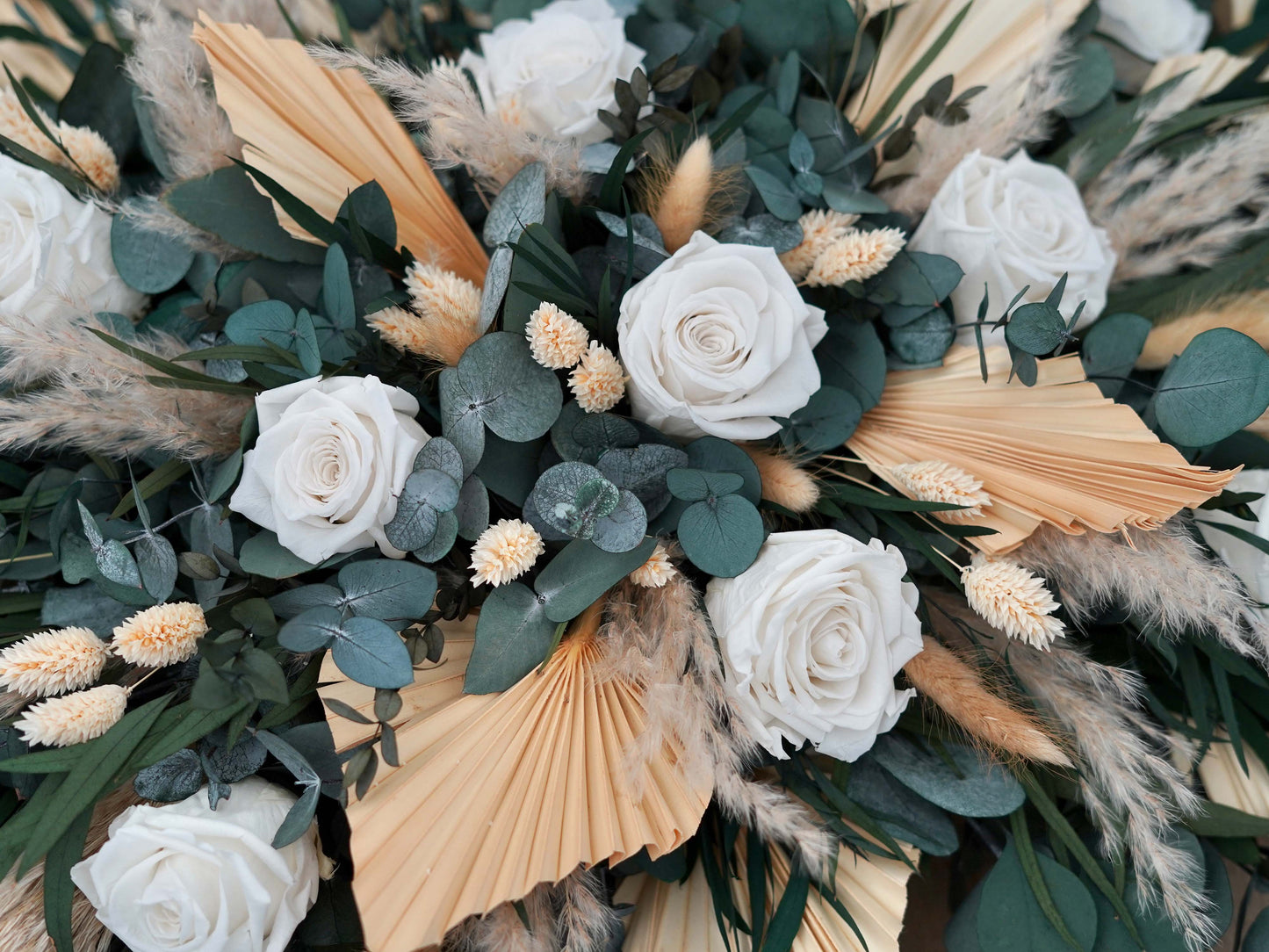 Großes Hochzeitsgesteck mit Infinity Rosen für Boho Hochzeit und freie Trauung.