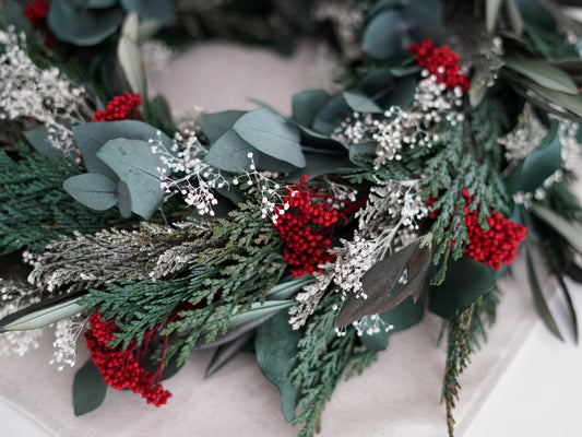Weihnachtlicher Kranz aus Tannengrün., Eukalyptus und "roten Beeren" Diosmi. in rot, grün, weiß