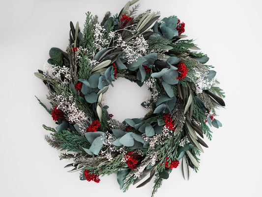 Weihnachtlicher Kranz aus Tannengrün., Eukalyptus und "roten Beeren" Diosmi. in rot, grün, weiß