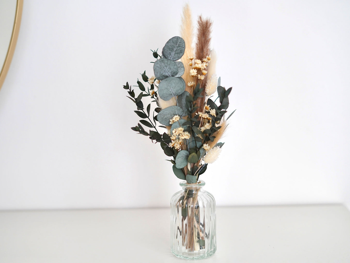 Tischdekoration: Boho Trockenblumenstrauß mit konserviertem Eukalyptus, Pampasgras und Trockenblumen in einer Glasvase