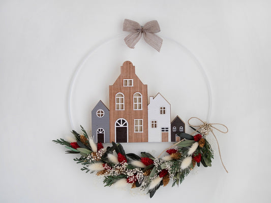 Weihnachtsdekoration Trockenblumenkranz gebunden an einen Metallring aus Trockenblumen, haltbar gemachte Olivenzweige und Tannengrün. Mit leuchtenden Häuschen. Farben: rot, grün, gold weiß