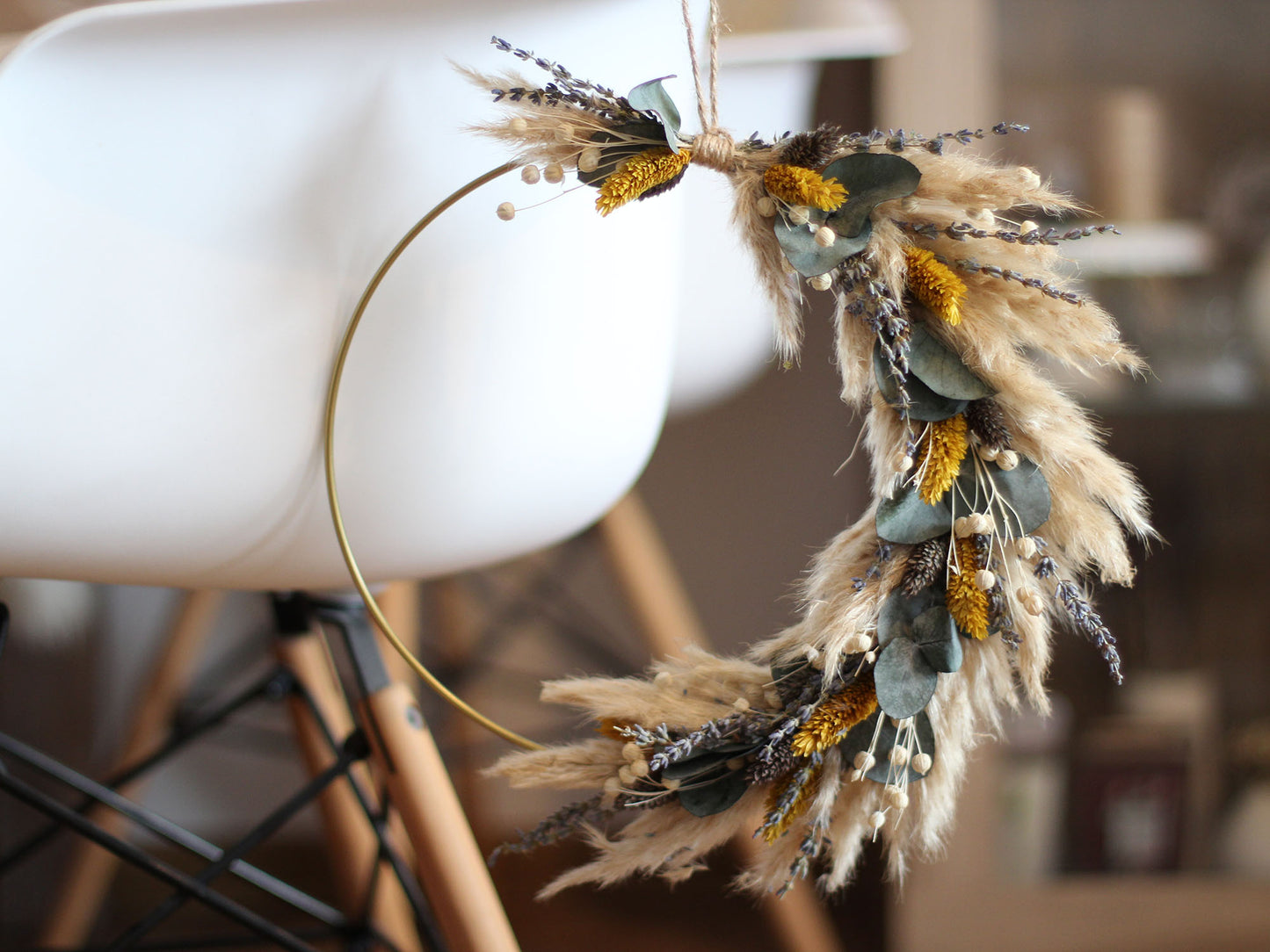 Trockenblumenkranz, Türkranz gebunden an einen Metallring aus Pampasgra, Trockenblumen, konserviertem Lavendel und Eukalyptus