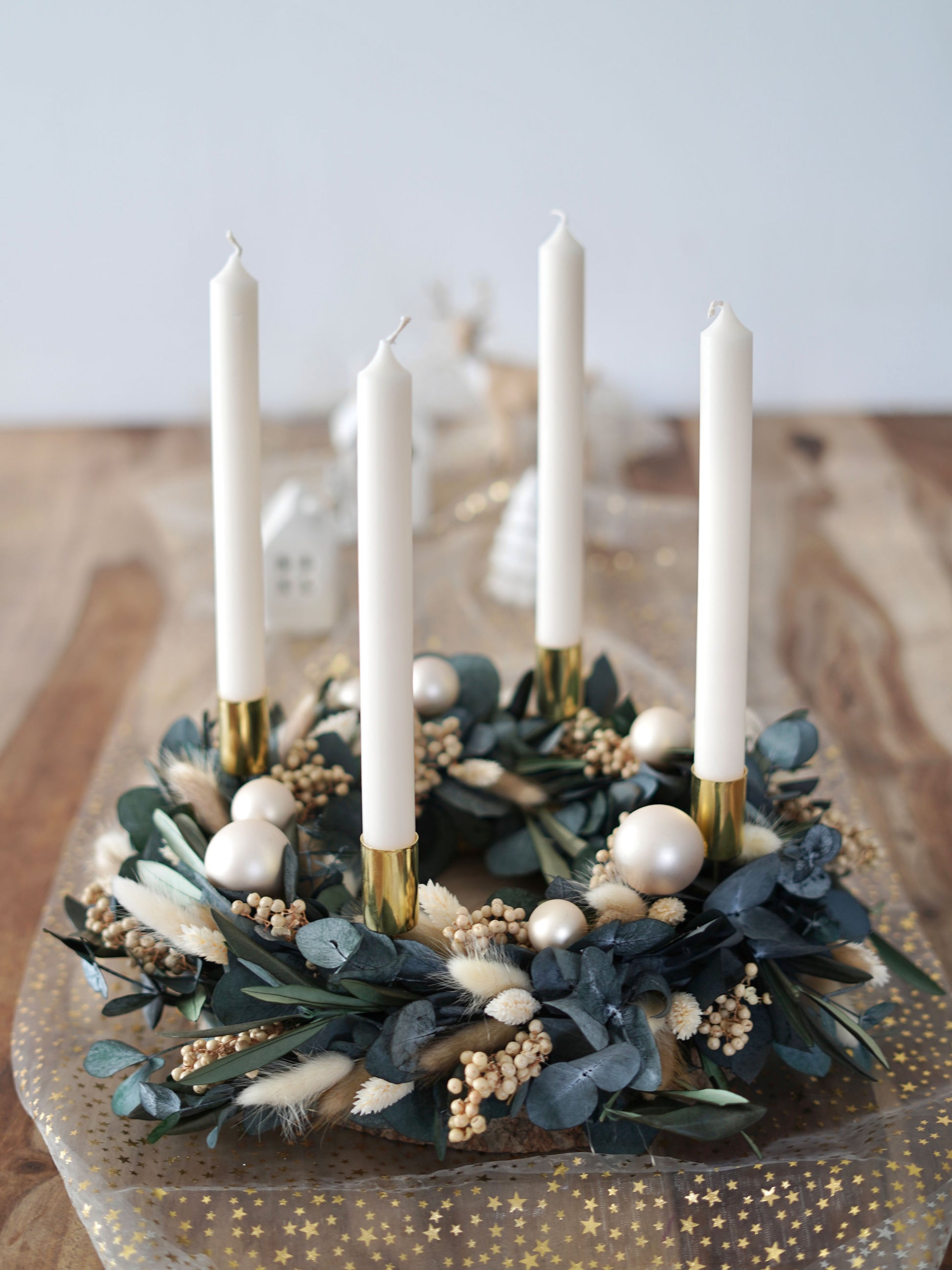 Adventskranz aus stabilisiertem Eukalyptus und Olivenzweigen und Trockenblumen in grün, creme, gold