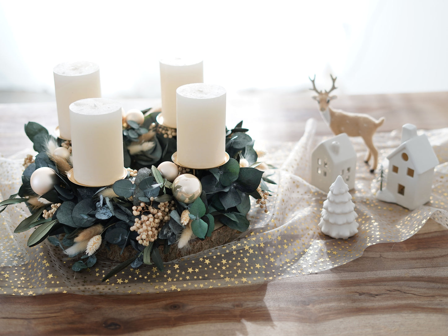 Adventskranz aus stabilisiertem Eukalyptus und Olivenzweigen und Trockenblumen in grün, creme, gold