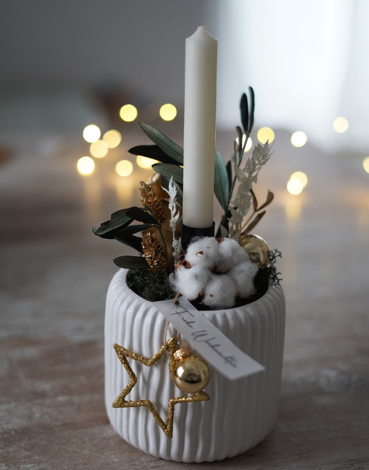 Geschenkidee und Tischdekoration: Winterliches Gesteck mit Kerze