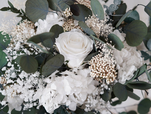 Großer Brautstrauß aus Infinity Rosen, konservierter weißer Hortensie, Schleierkraut und stabilisiertem Eukalyptus