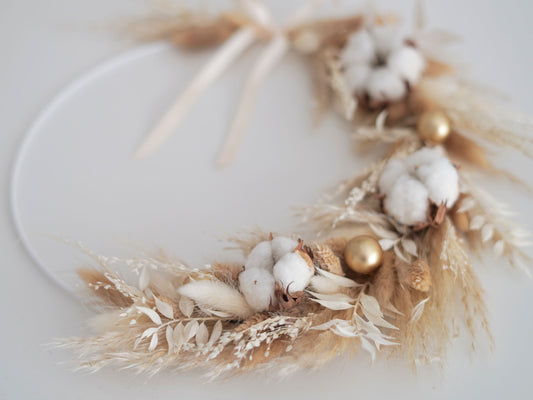 Winterdeko, Weihnachtsdeko Trockenblumenkranz gebunden an einen Metallring aus Pampasgras, Trockenblumen und Baumwollblüten
