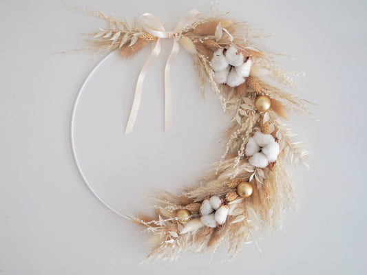 Winterdeko, Weihnachtsdeko Trockenblumenkranz gebunden an einen Metallring aus Pampasgras, Trockenblumen und Baumwollblüten