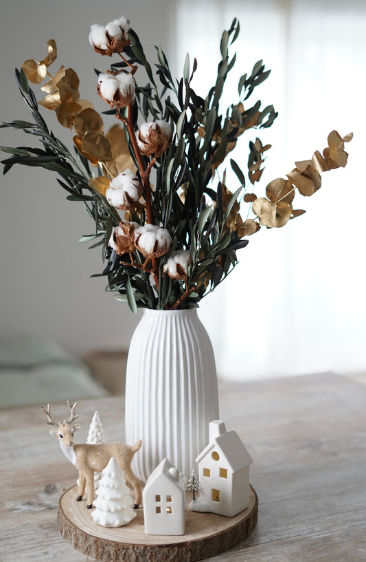 weihnachtlicher Trockenblkumentrauß mit goldenem Eukalyptus, Olivenzweigen Und Baumwollblüten